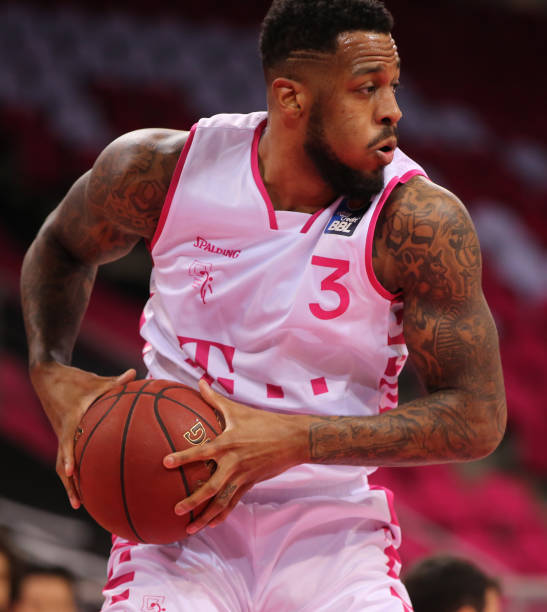 莱万的跑动 莱万的跑动